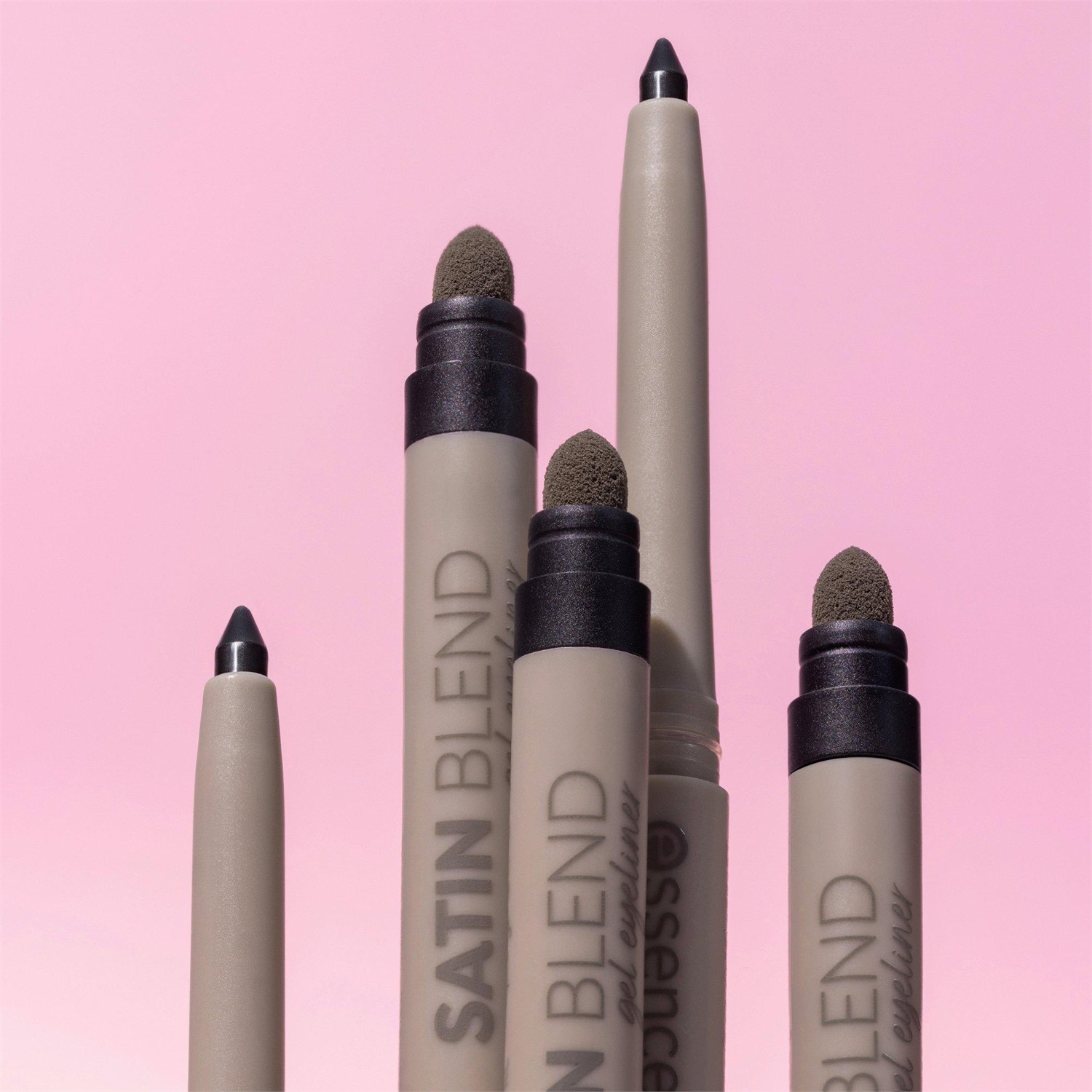 essence SATIN BLEND gel eyeliner 0.22 g - Pure Black, effetto shimmer con smudger integrato