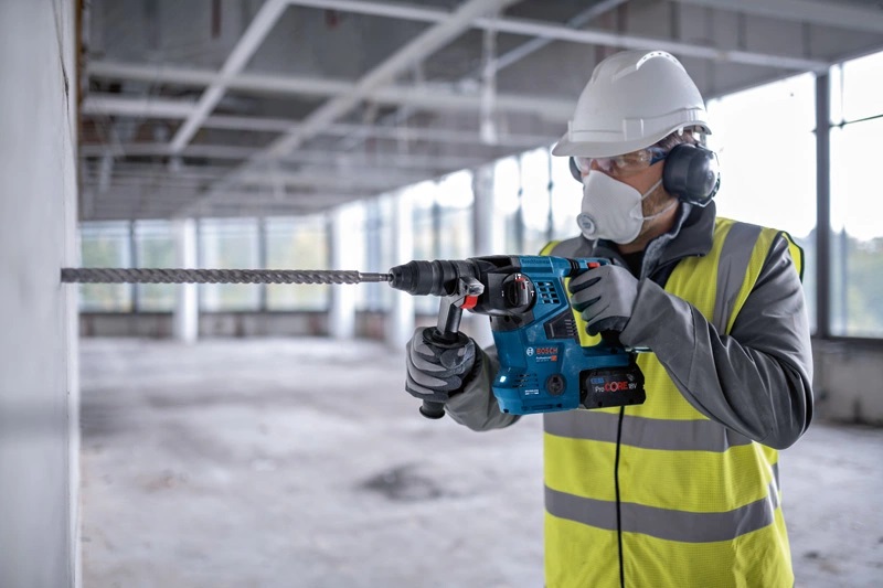 Bosch GBH 18V-28 CF PROFESSIONAL Martello Perforatore a Batteria SDS-plus con 2 Batterie Procore 8.0 Ah, Caricabatteria e Mandrino Automatico