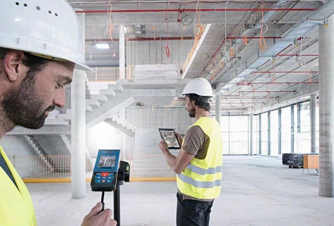 Bosch Professional Distanziometro Laser GLM 100-25 C - Raggio d'azione fino a 100 m, Precisione ± 1,5 mm, Robusto, IP54, Telecamera Integrata, Cinturino e Custodia Inclusi