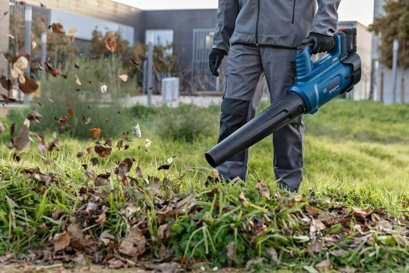 Bosch GBL 18V-750 PROFESSIONAL Soffiatore Portatile a Batteria - Velocità 198 km/h, Motore BITURBO Brushless, Portata 780 m³/h, Colori Nero, Blu, Rosso