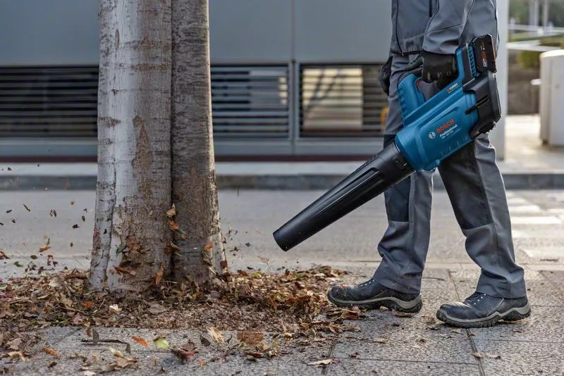 Bosch GBL 18V-750 PROFESSIONAL Soffiatore Portatile a Batteria - Velocità 198 km/h, Motore BITURBO Brushless, Portata 780 m³/h, Colori Nero, Blu, Rosso