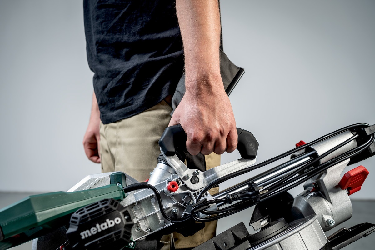 Metabo KGS 254 M - Troncatrice Radiale 1450 W, 4500 Giri/min, Funzione di Trazione, Doppio Smusso