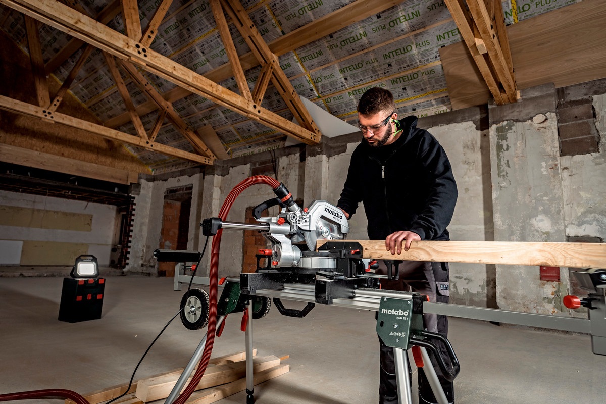 Metabo KGS 254 M - Troncatrice Radiale 1450 W, 4500 Giri/min, Funzione di Trazione, Doppio Smusso