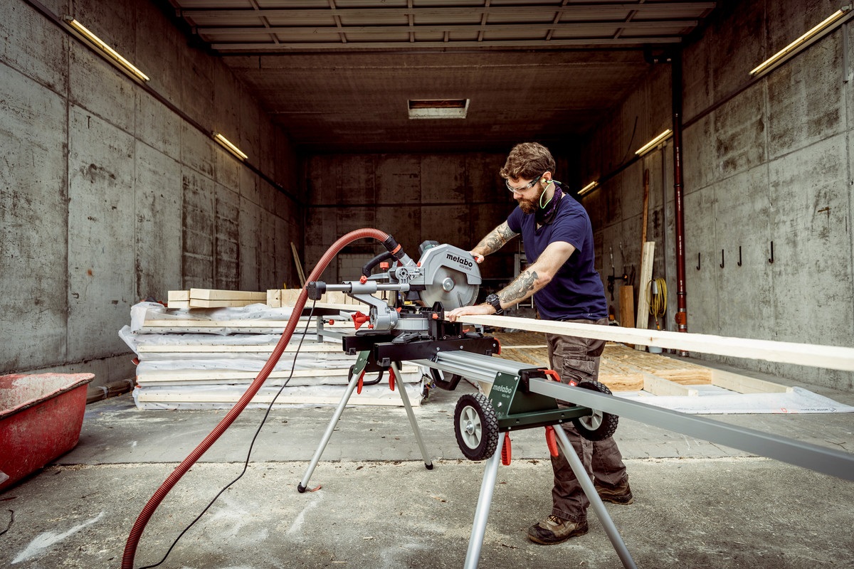 Metabo KGS 305 M - Troncatrice Radiale 2000 W, 3700 Giri/min, Lama da 305 mm, Smussatura Singola, Regolazione Angoli a 50°