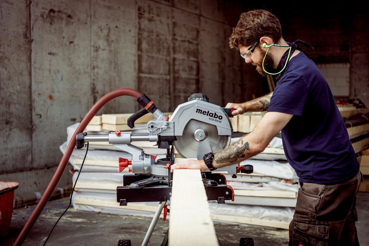 Metabo KGS 305 M - Troncatrice Radiale 2000 W, 3700 Giri/min, Lama da 305 mm, Smussatura Singola, Regolazione Angoli a 50°