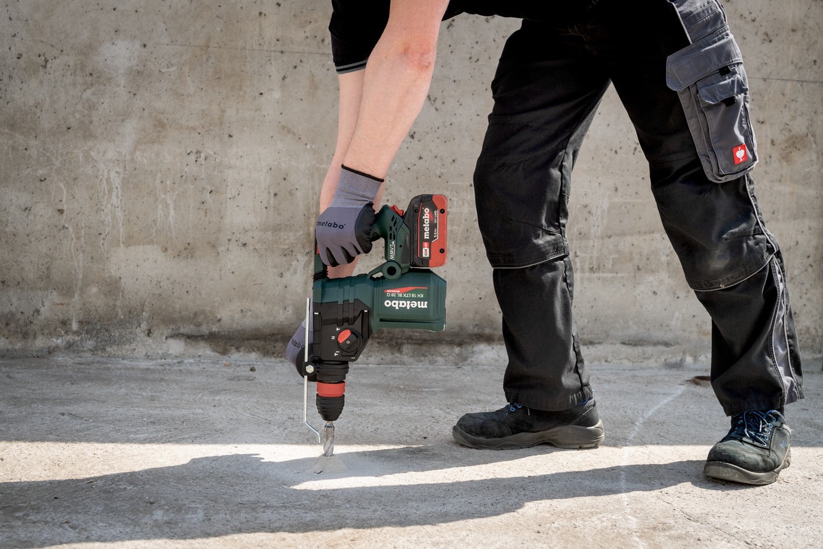 Metabo KH 18 LTX BL 28 Q - Martello perforatore a batteria con attacco di aspirazione, tecnologia Brushless e meccanismo di percussione, 1000 Giri/min
