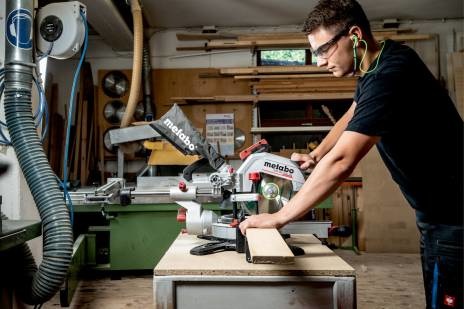 Metabo KGS 18 LTX BL 254 - Troncatrice a batteria 18 V con motore senza spazzole, funzione di trazione, 2 batterie da 8,0 Ah e caricabatterie incluso