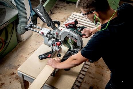 Metabo KGS 18 LTX BL 254 - Troncatrice a batteria 18 V con motore senza spazzole, funzione di trazione, 2 batterie da 8,0 Ah e caricabatterie incluso
