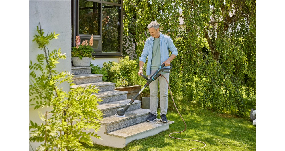 Gardena AquaBrush Compact 02/18V - Dispositivo di pulizia elettrico a batteria con spazzola a disco da 16 cm