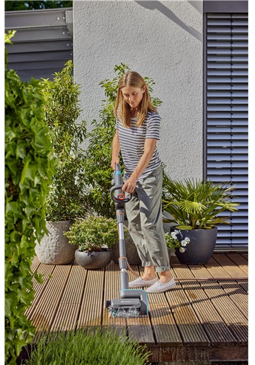 Gardena AquaBrush Patio 03/18V P4A - Idropulitrice ricaricabile per pulizia a umido di terrazze con batteria Li-Ion 18V e spazzola a rullo