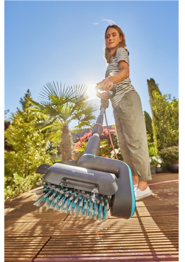 Gardena AquaBrush Patio 03/18V P4A - Idropulitrice ricaricabile per pulizia a umido di terrazze con batteria Li-Ion 18V e spazzola a rullo