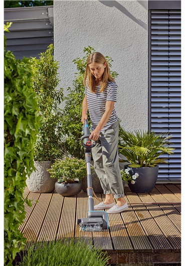Gardena AquaBrush Patio 03/18V P4A - Idropulitrice a batteria per pulizia a umido di terrazze, larghezza spazzola 19 cm, senza batteria