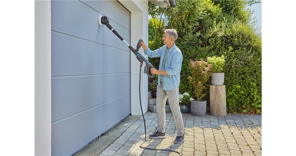 Gardena AquaBrush Universal 04/18V P4A - Dispositivo di pulizia elettrico a batteria con spazzola disco e rullo, larghezza 19 cm