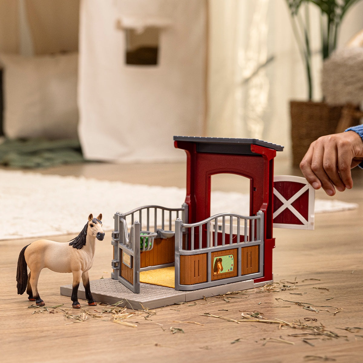 Schleich 42724 Box per Ponis con Yegua Mustang - Playset Farm World, 19 Pezzi, da 3 Anni