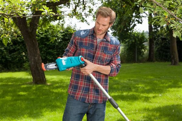 Gardena TCS 720/20 Potatore Elettrico Telescopico 720 W con Lama da 20 cm e Asta Regolabile 201-246 cm