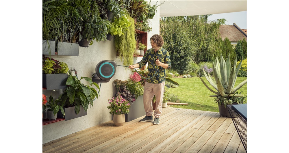GARDENA Avvolgitubo da Parete RollUp S 15 m con Lancia e Raccordi, Avvolgimento Automatico, Ruotabile di 180 gradi, Azzurro (18600-20)