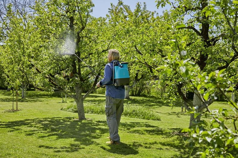 GARDENA Spruzzatore a Zaino 12L Plus - Irroratore a Pressione con Manometro per Giardini e Frutteti