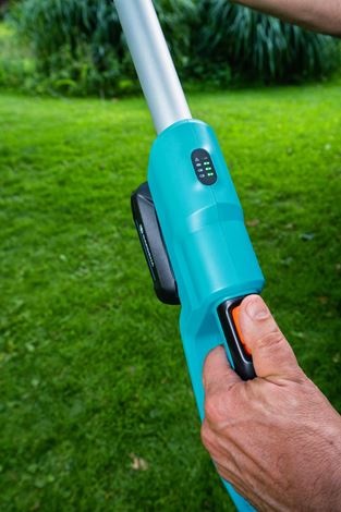 Gardena TCS 20/18V P4A - Potatore telescopico a batteria con lama da 20 cm, asta regolabile 189-239 cm, senza batteria e caricabatteria