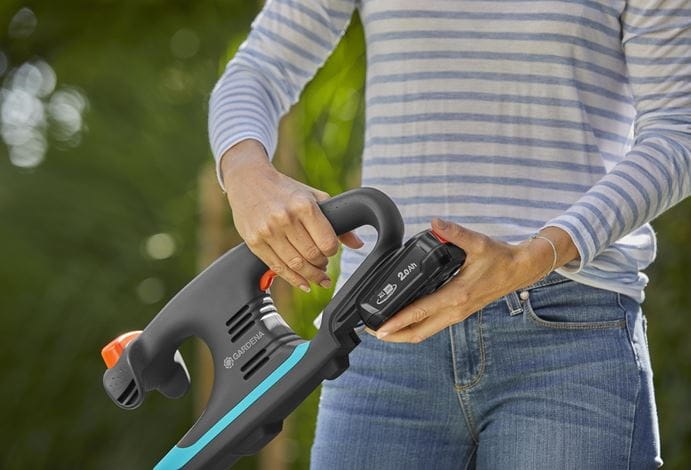 Gardena EasyCut 40/18V P4A - Tagliasiepi a batteria leggero con lama da 40 cm, peso 1,9 kg, impugnatura ergonomica e protezione antiurto