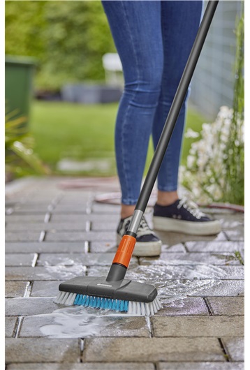 Gardena 18828-20 Set di Pulizia con Manico 150 cm M e Idrospazzola Hard per Superfici Resistenti