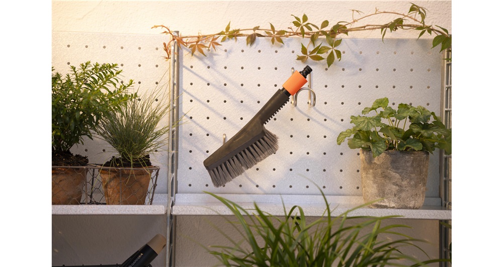 Gardena Set pulizia Cleansystem con spazzola manuale S soft per superfici delicate e regolazione del flusso d'acqua