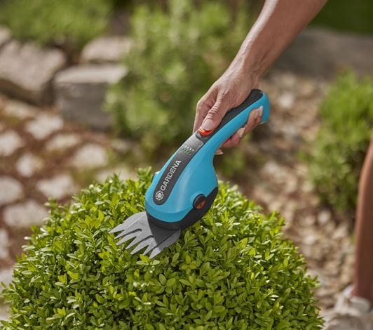 Gardena ClassicCut Li - Forbici a batteria per erba 8 cm, 3.6 V, 2.5 Ah, Ioni di Litio, Impugnatura comoda con LED