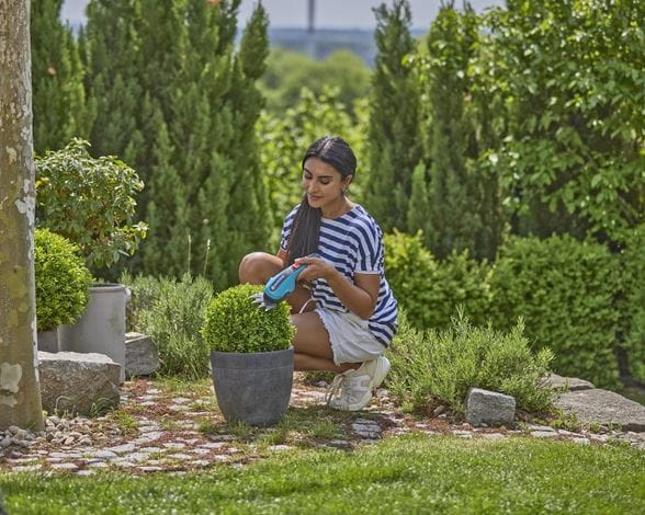 Gardena ClassicCut Li Set Forbici a Batteria per Erba 3,6V 2,5Ah con Manico Telescopico e Ruote, Larghezza di Taglio 8 cm, Impugnatura Comoda con LED Stato di Carica