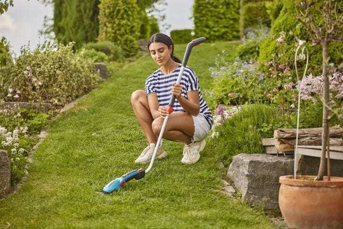 Gardena Forbici a batteria ComfortCut Li - Larghezza di taglio 8 cm, 3.6 V Ioni di Litio, Impugnatura comoda inclinabile con LED, Cambio lama senza utensili