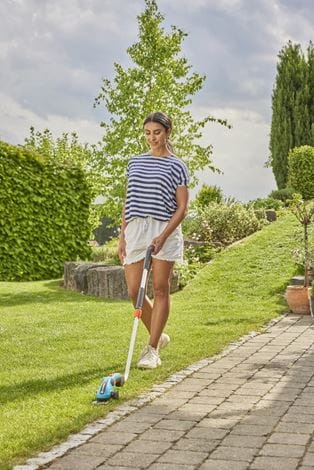 Gardena ComfortCut Li - Forbici a batteria per erba 3,6 V con manico telescopico, ruote, impugnatura inclinabile e lame antiaderenti