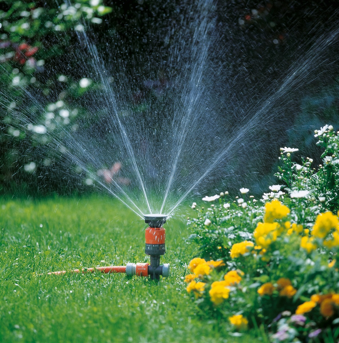 Gardena Irrigatore circolare Comfort Vario 1949-20: Nebulizzatore per irrigazione uniforme, superficie fino a 225 m², gittata massima 8,5 m, regolazione in 7 livelli, picchetto in metallo
