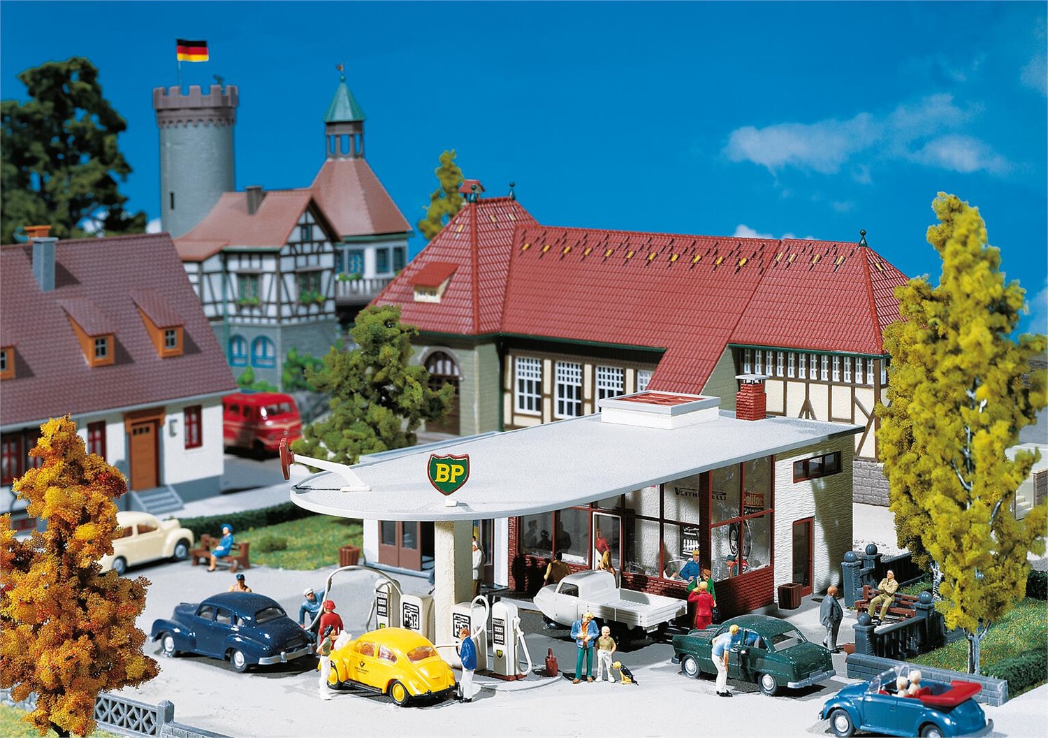FALLER 130347 - Pompa di benzina in plastica dettagliata per diorami e layout ferroviari