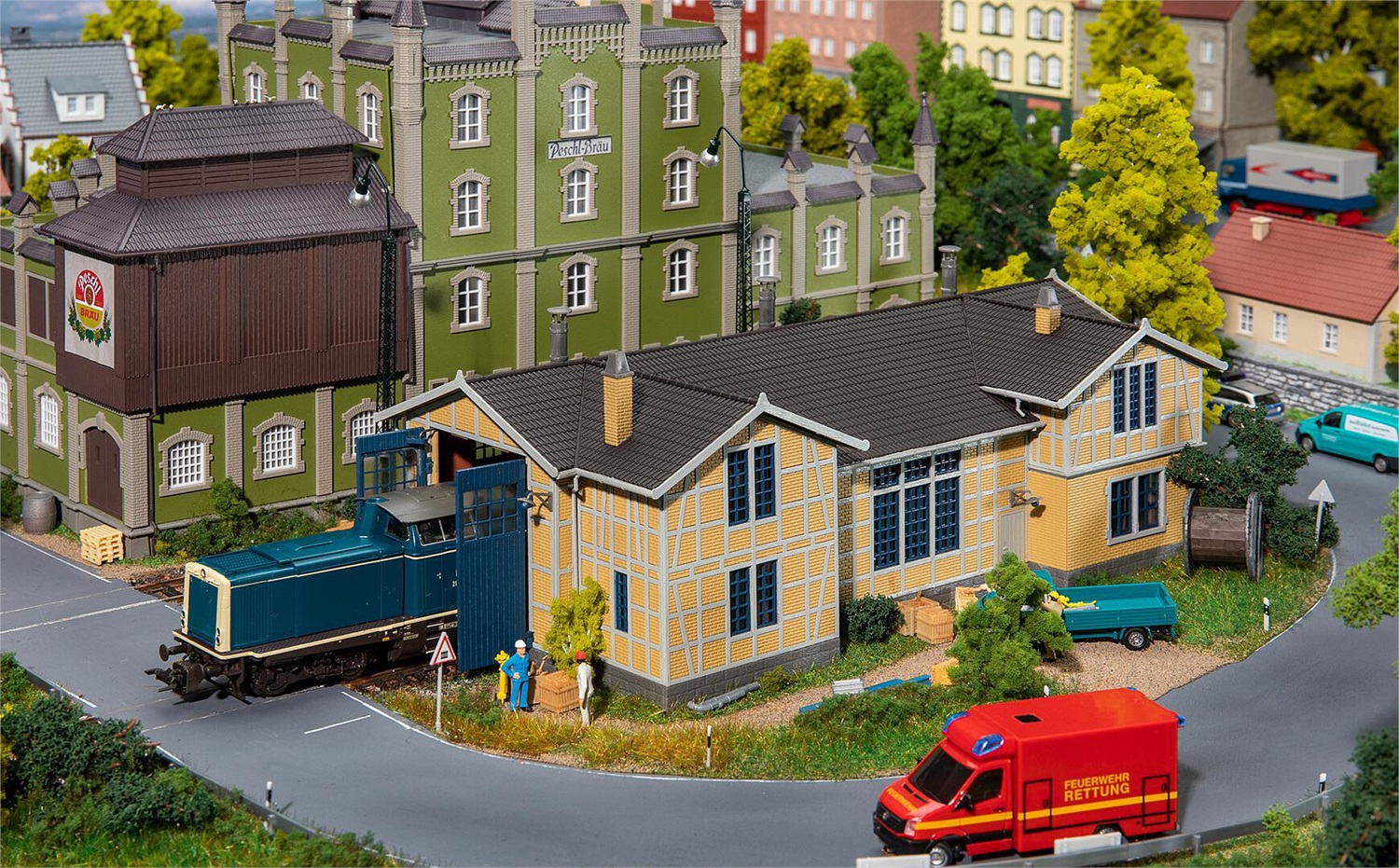 FALLER 120287 Rimessa Locomotive - Kit di costruzione con 143 parti, pellicola per vetri e istruzioni, dimensioni 278x129x103 mm
