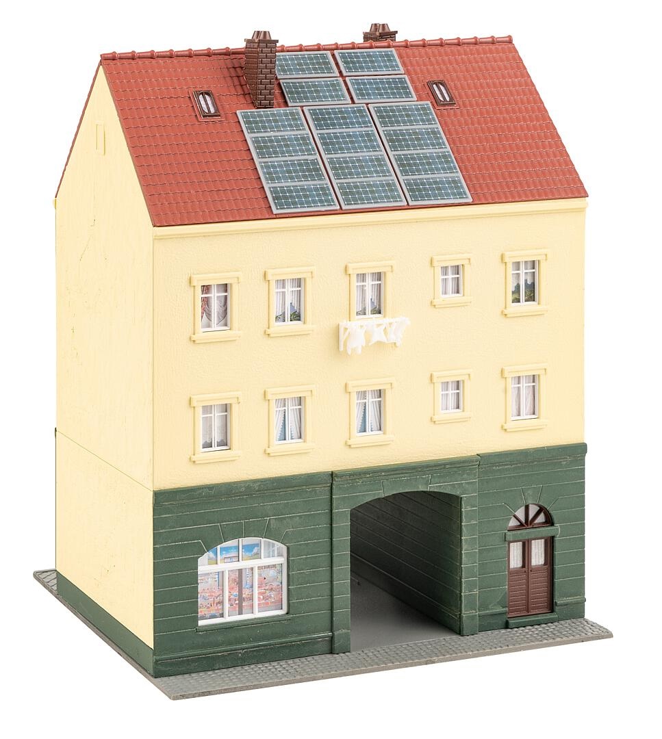 Faller 130628 Casa di città con negozio di modellismo - Dimensioni 13,6 x 12,5 x 17,4 cm
