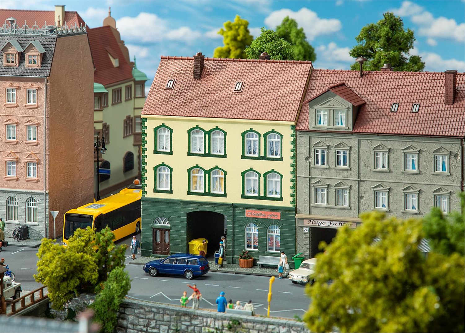 Faller 130628 Casa di città con negozio di modellismo - Dimensioni 13,6 x 12,5 x 17,4 cm