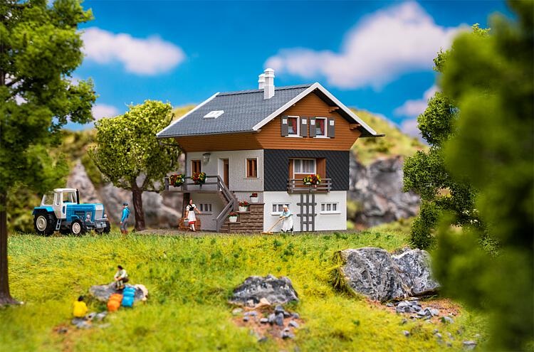 FALLER 130676 Chalet in scala H0 - Dimensioni 120x109x101mm - Accessori per modellismo ferroviario