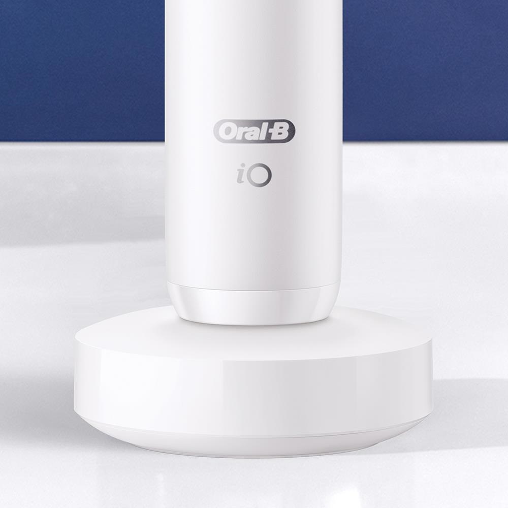Oral-B iO 7 Spazzolino Elettrico Rotante Bianco per Adulti - Pulizia Profonda, Cura Gengive, Modalità Sensibile e Sbiancante