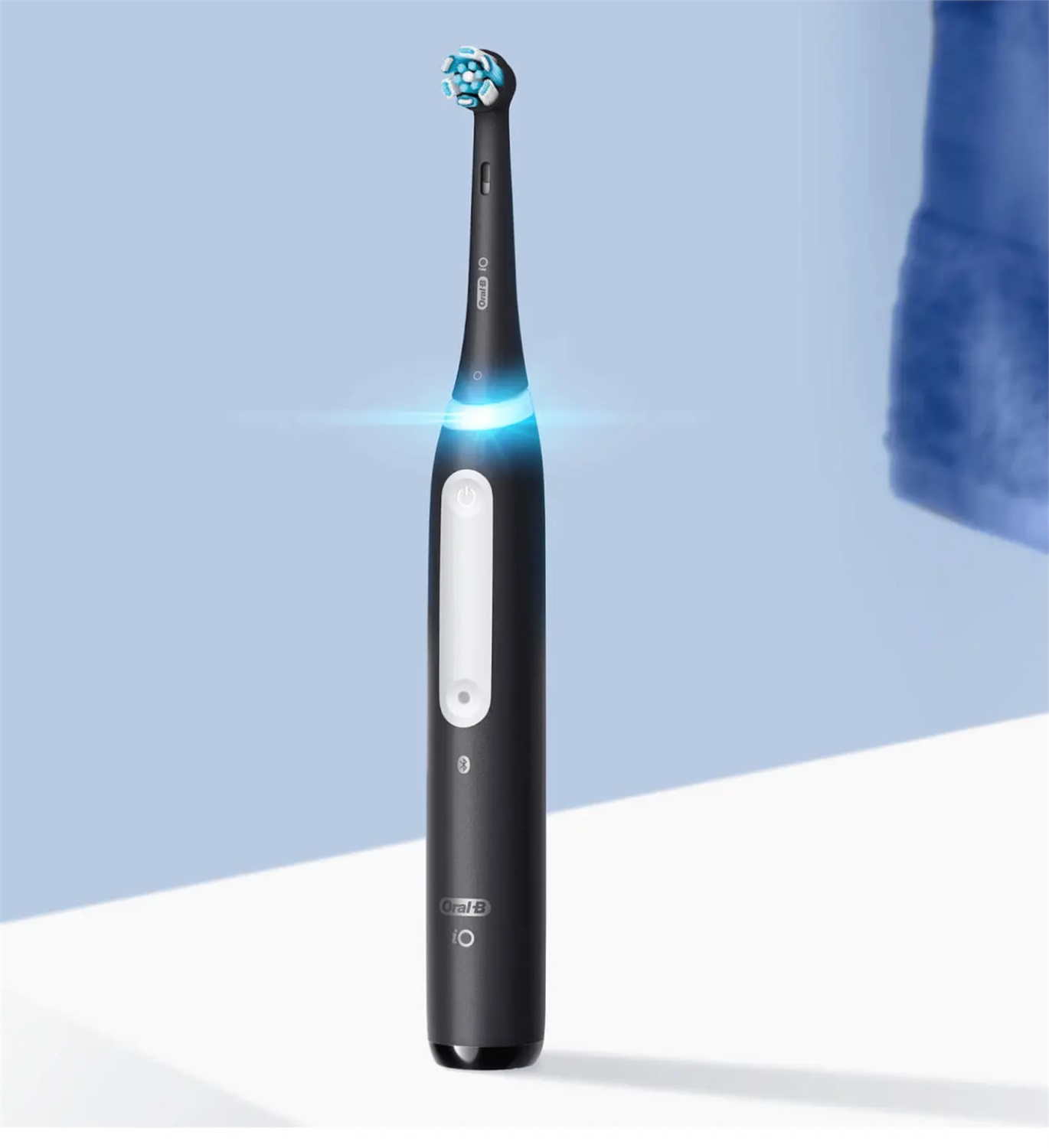 Oral-B iO Series 4 Duo Spazzolino Elettrico a Vibrazione per Adulti, Nero e Bianco, 4 Modalità di Pulizia, 2 Testine di Ricambio e Custodia da Viaggio