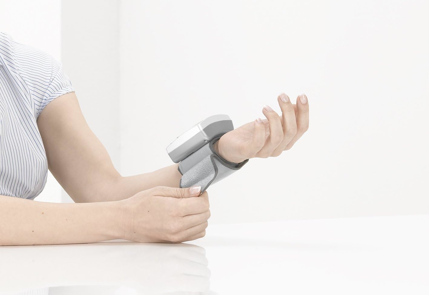 Sanitas Misuratore di Pressione Da Polso SBC 15 - Sfigmomanometro Automatico con Display LCD, Memoria per 60 Misurazioni e Funzione di Avviso Aritmie