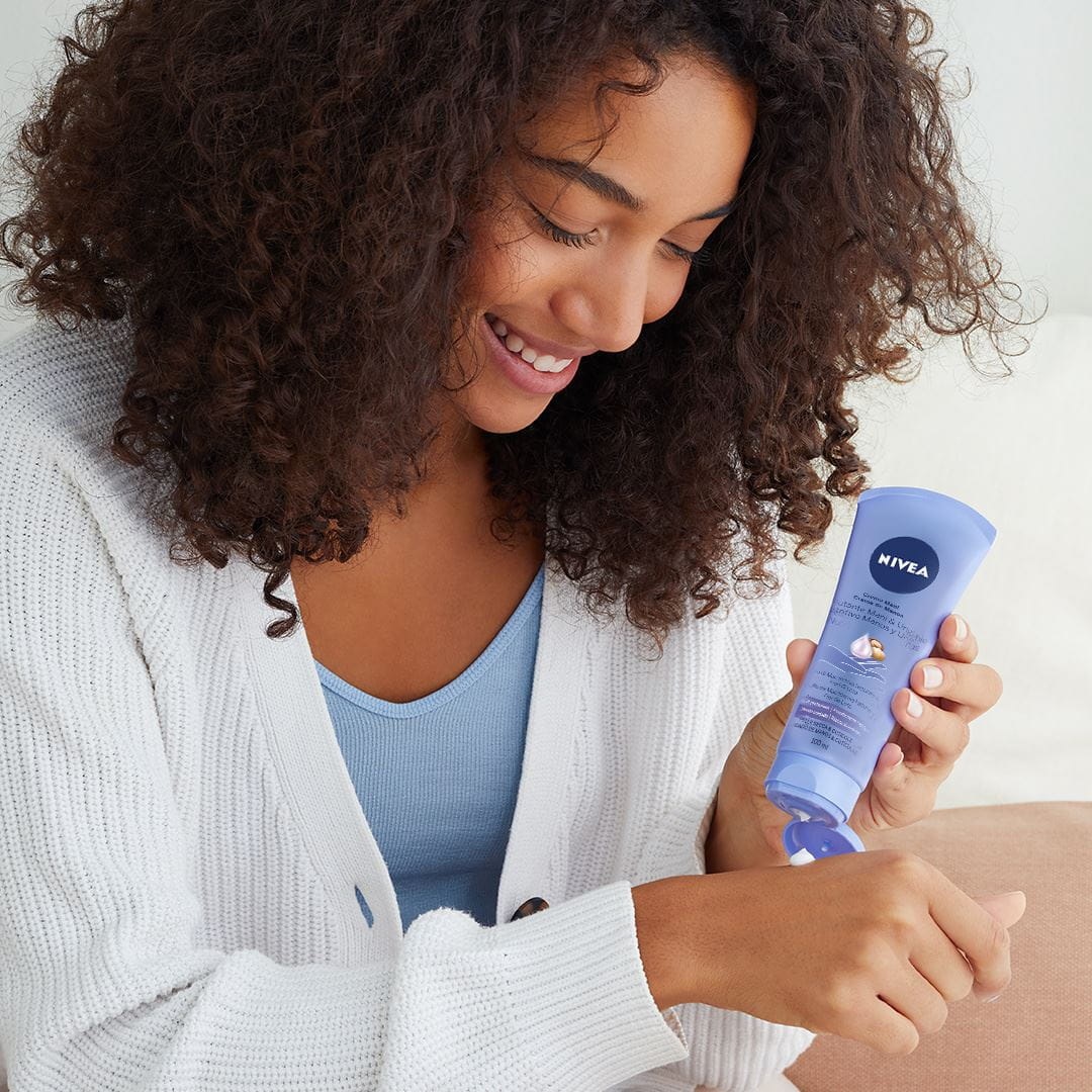 NIVEA Crema Mani Vellutante 100 ml - Formula con Burro di Karitè per Mani Morbide e Vellutate