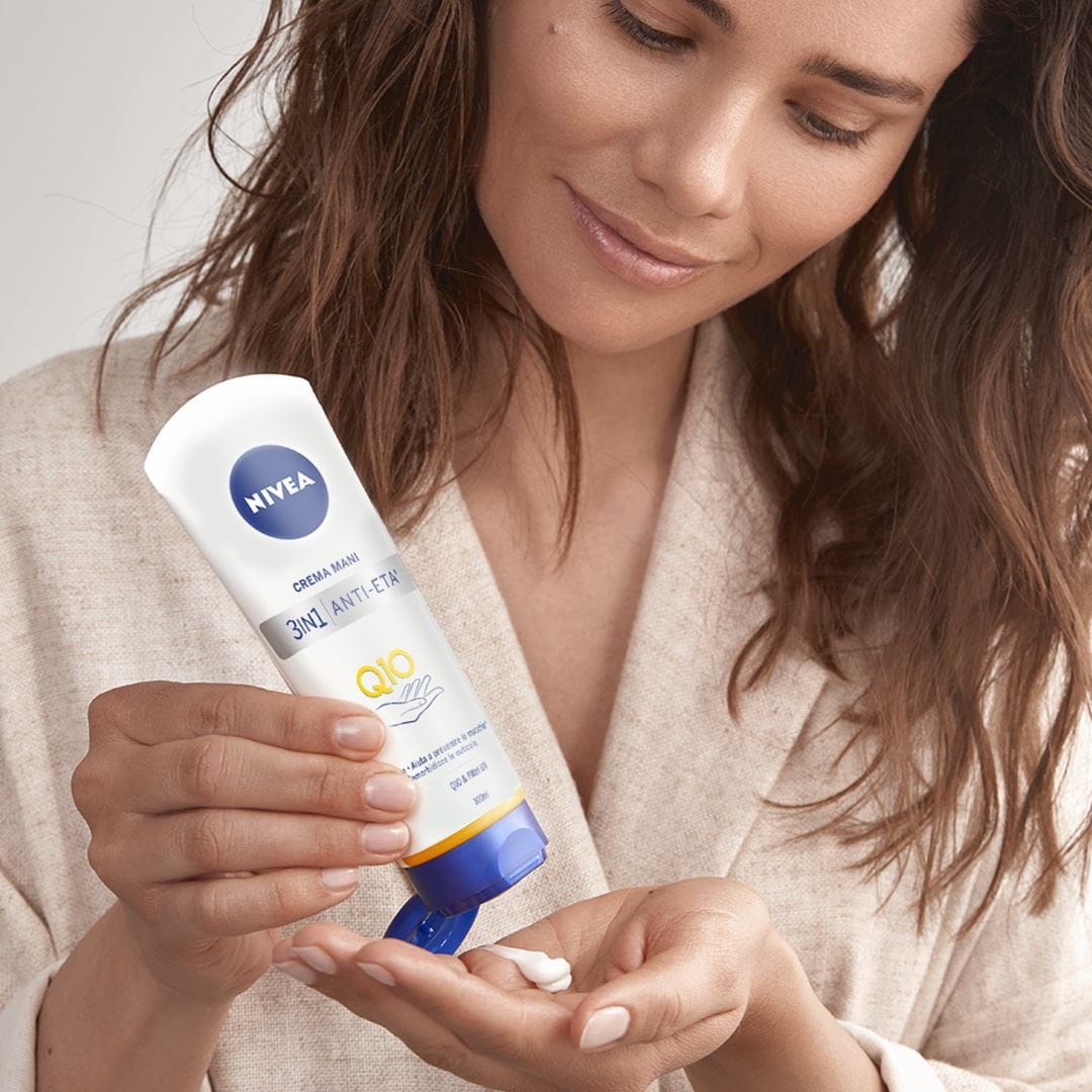 NIVEA Crema Mani 3in1 Anti-Età Q10 Idratante Antirughe e Antimacchie 100 ml