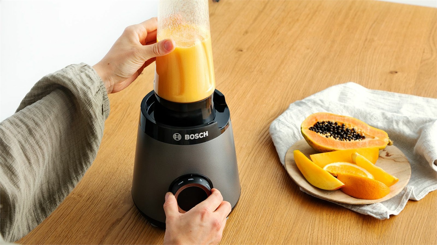 Bosch MMB6177S Frullatore VitaPower Serie 4 - 1200 W, 1.5 L, 30.000 giri/min, Nero/Argento, con Bottiglia To-Go