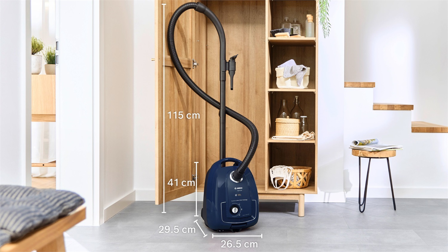 Bosch Serie 4 BGL38BU1 Aspirapolvere a Traino con Sacco 600W, Capacità 4 Litri, Filtro Igienico, Colore Dark Navy