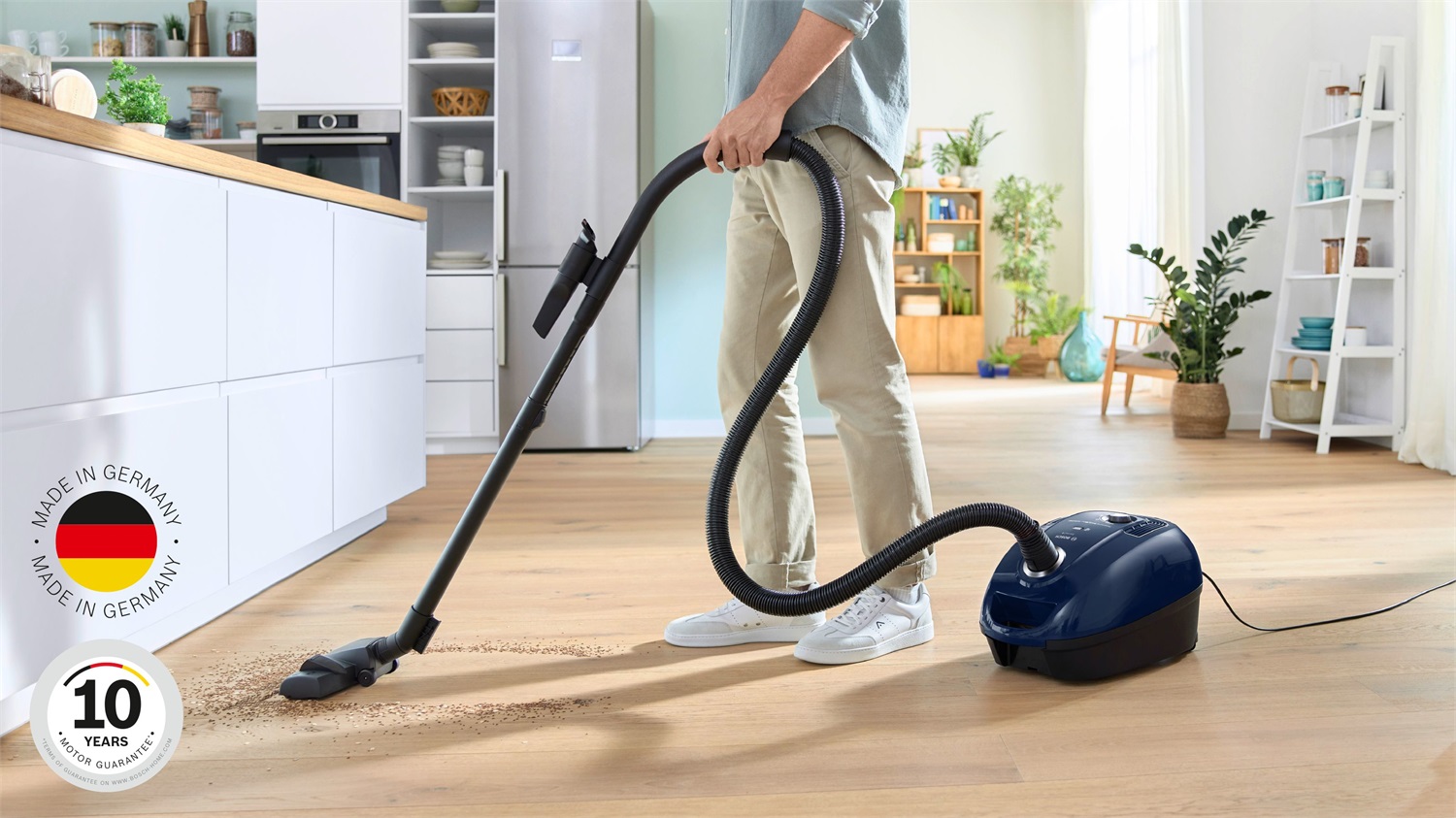 Bosch Serie 4 BGL38BU1 Aspirapolvere a Traino con Sacco 600W, Capacità 4 Litri, Filtro Igienico, Colore Dark Navy