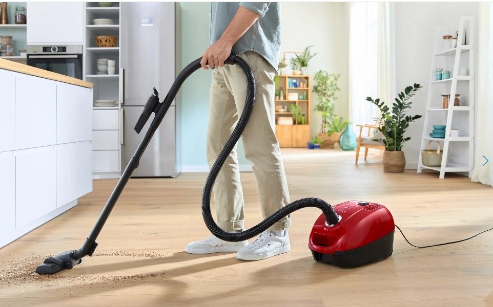 Bosch Serie 4 BGD38RD1H - Aspirapolvere a Traino Rosso con Sacchetto, 4 L, 600 W, Garanzia 10 Anni sul Motore, Realizzato con Plastica Riciclata