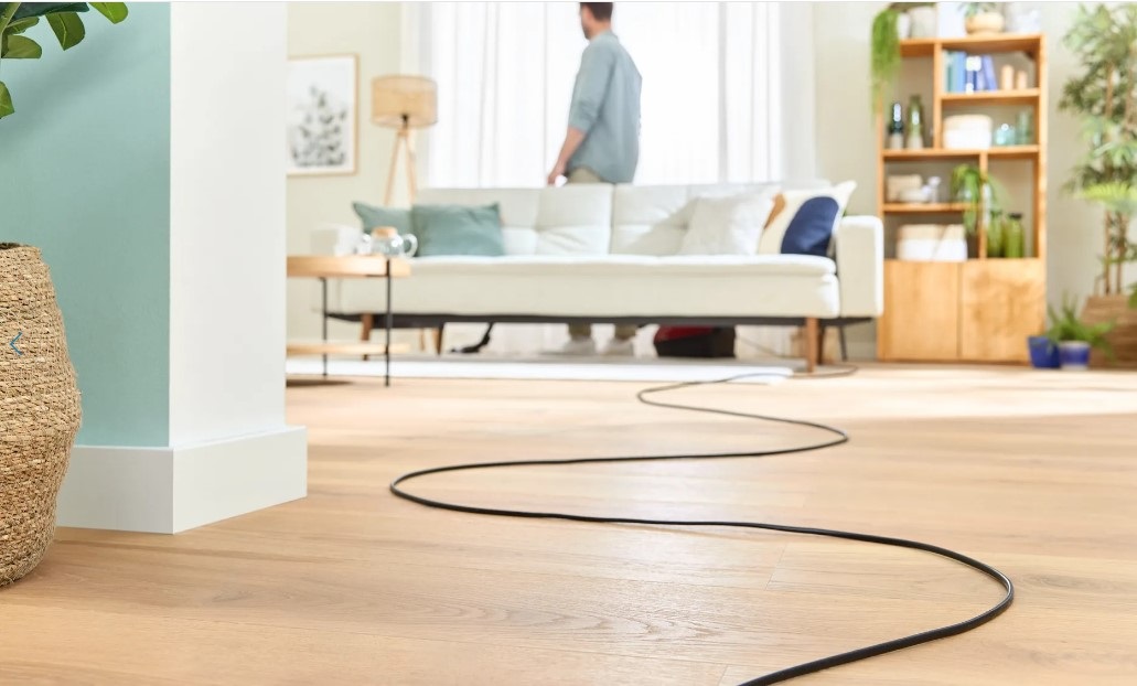 Bosch Serie 4 BGD38RD1H - Aspirapolvere a Traino Rosso con Sacchetto, 4 L, 600 W, Garanzia 10 Anni sul Motore, Realizzato con Plastica Riciclata