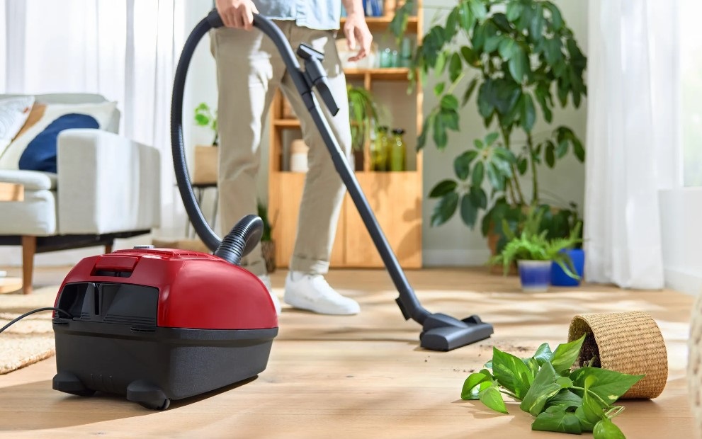 Bosch Serie 4 BGD38RD1H - Aspirapolvere a Traino Rosso con Sacchetto, 4 L, 600 W, Garanzia 10 Anni sul Motore, Realizzato con Plastica Riciclata