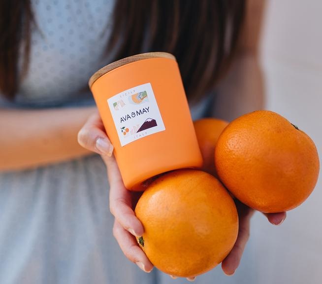 AVA & MAY Sicilia Candela Profumata 180g - Vasetto di Vetro con Profumo di Miele, Magnolia e Arancia - Cera Vegetale Fatta a Mano