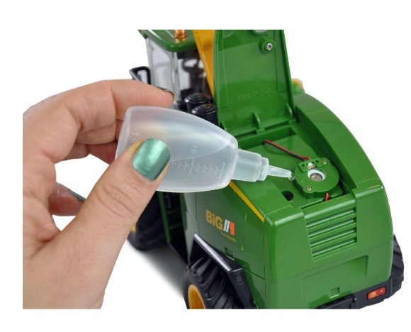 Amewi Feldhäcksler Modellino Radiocomandato (RC) con Motore Elettrico, Luce e Suono, Scala 1:24, Verde/Giallo