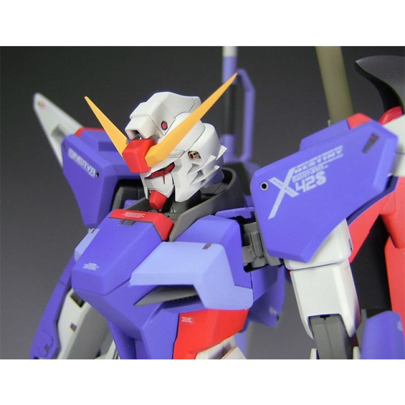 Bandai Destiny Gundam 1/100 Master Grade - Modellino in plastica da costruire senza colla