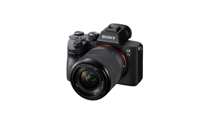 Sony Alpha 7 III Fotocamera Mirrorless Full Frame 24.2 MP con Obiettivo Zoom 28-70mm, Nero